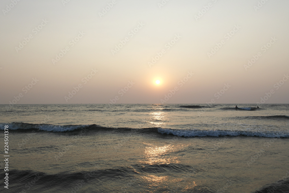 Закат солнца за горизонт в Индийском океане