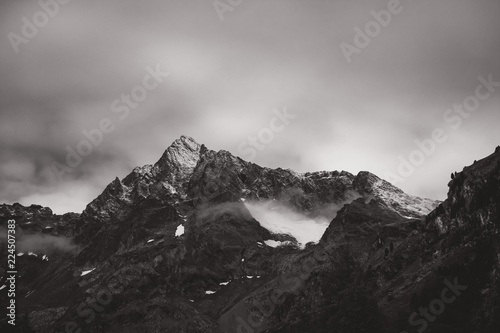 Berggipfel in den Alpen mit Schnee und Nebel