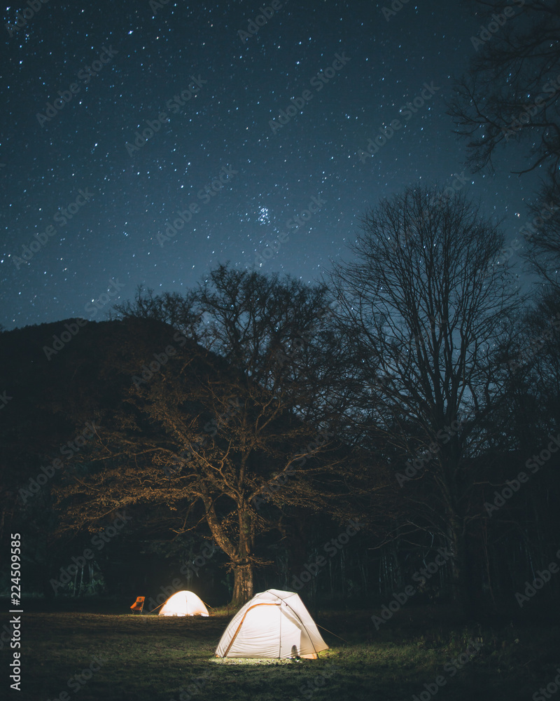 キャンプ場の夜景　星空とテント泊