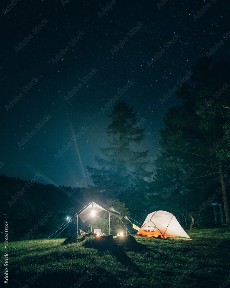 森の中でキャンプ 夜のテントとタープ Stock 写真 Adobe Stock
