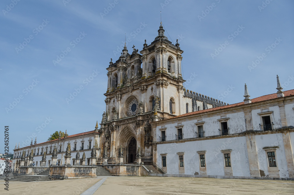 Fachada de la iglesia de la abadía de Santa María de Alcobaça, Portugal.