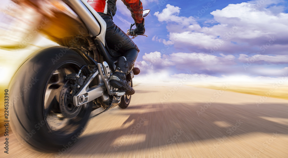 Obraz premium motocyklista na autostradzie podczas wyprzedzania z dużą prędkością. lubi przypływ adrenaliny.