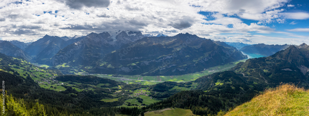 Naklejka premium Panorama-Ausblick vom Gibel auf den Brienzersee und das Haslital, Berner Oberland