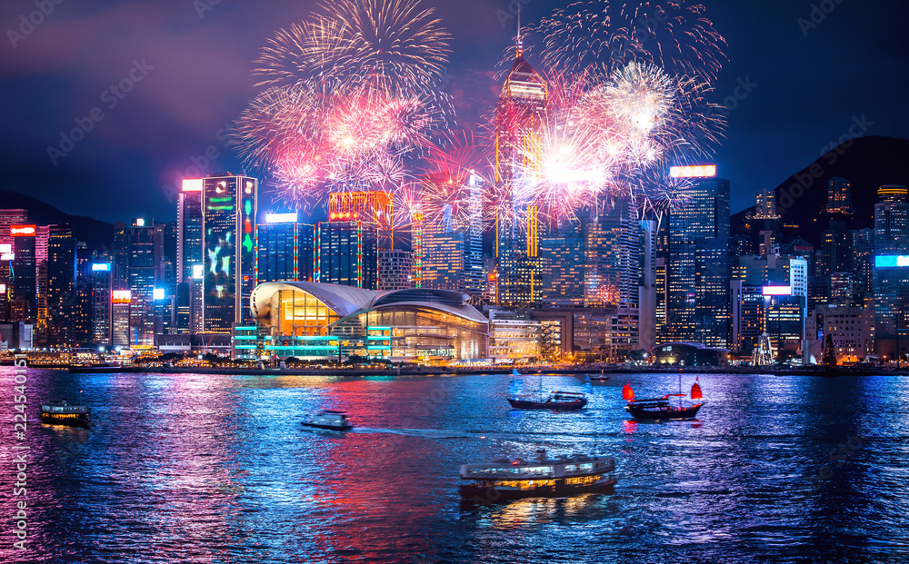 Naklejka premium Pokaz sztucznych ogni w porcie Wiktorii w Hongkongu