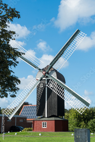 Bockwindmühle in Dornum in Ostfriesland © Eberhard