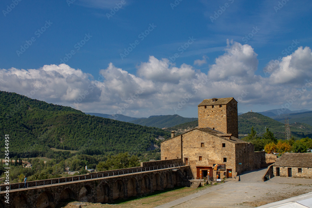 Vitas de pueblo medieval español desde la fortaleza del castillo medieval.Ainsa-Huesca-España