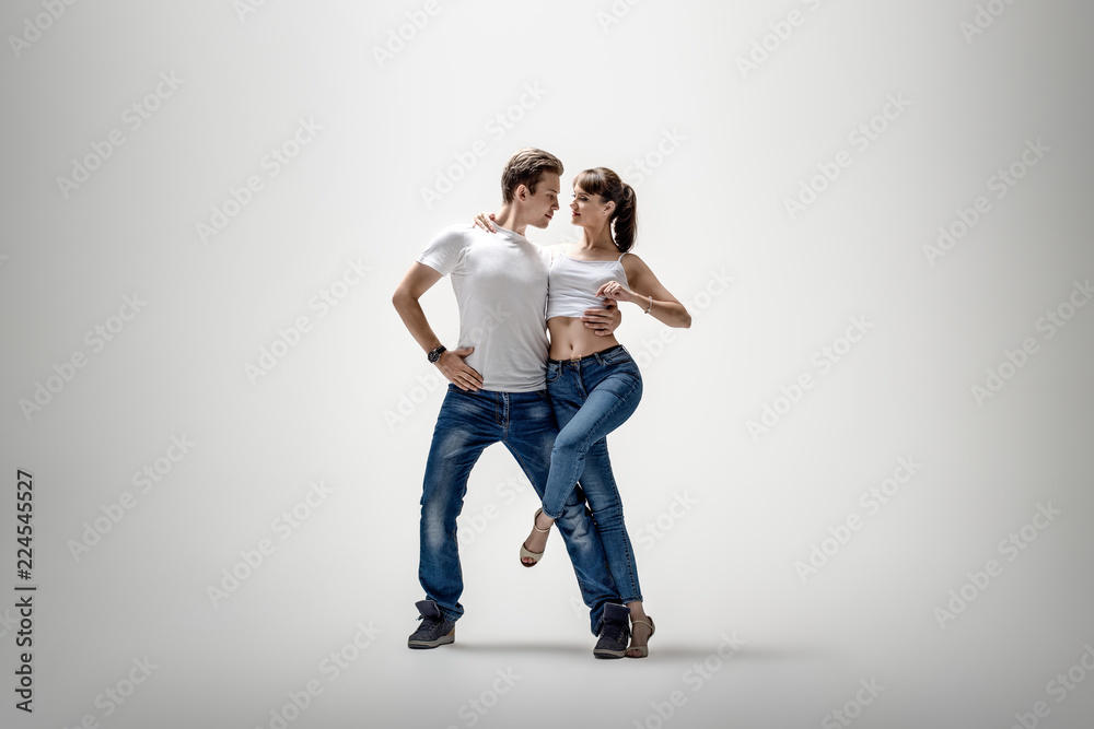 couple dancing social danse couple dancing social danse