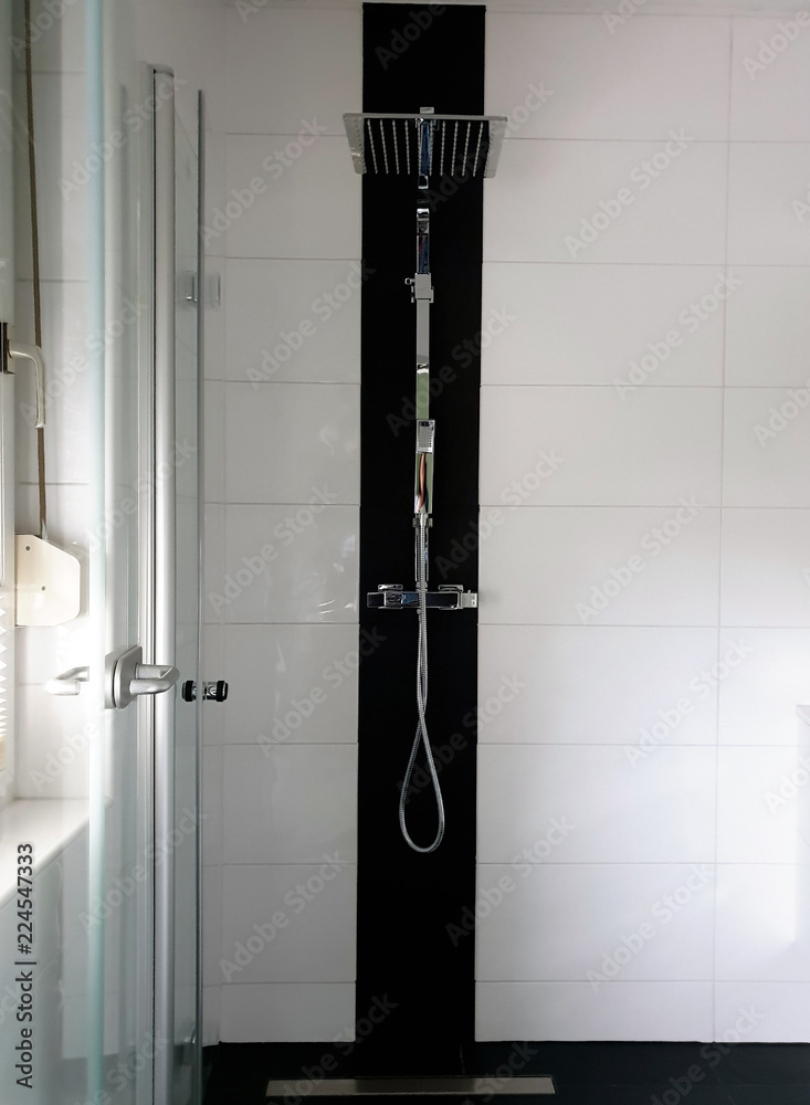 Moderne Regendusche im Badezimmer Moderne Regendusche im Badezimmer