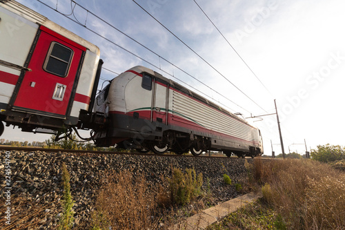 Treno bianco e rosso