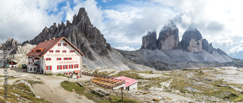 Bilde på lerret Dreizinnenhütte mit dem Paternkofel und den Drei Zinnen