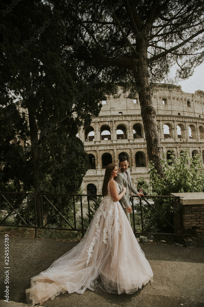 Obraz premium Bride and groom wedding posing in front of Colosseum, Rome, Italy