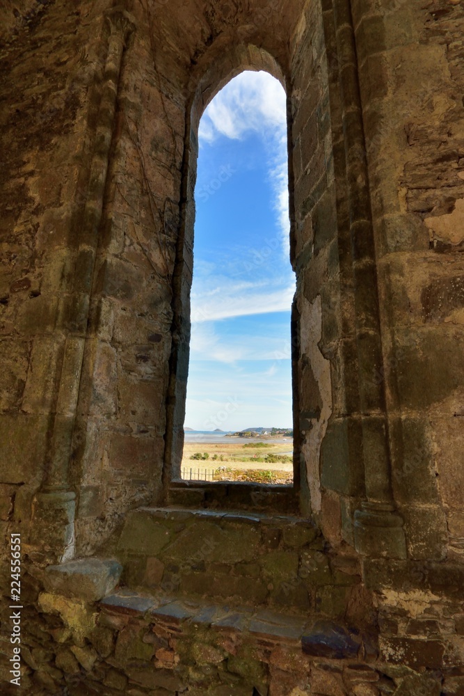 Fenêtre dans l'abbaye de Beauport en Bretagne