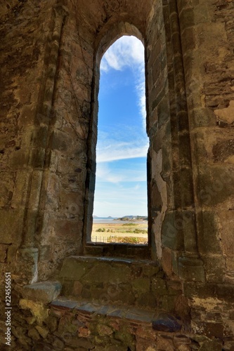 Fenêtre dans l'abbaye de Beauport en Bretagne © aquaphoto