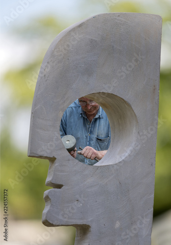 Bildhauer bei der Arbeit photo