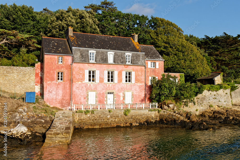 Obraz premium The Pink House - Landmark for the entry of Vannes Harbor - Brittany, France