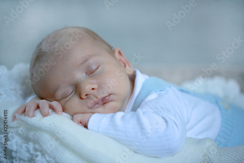 Petit bébé dort dans son panier