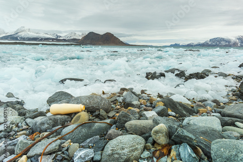 Fotografia, Obraz Plastic pollution on Arctic coast.