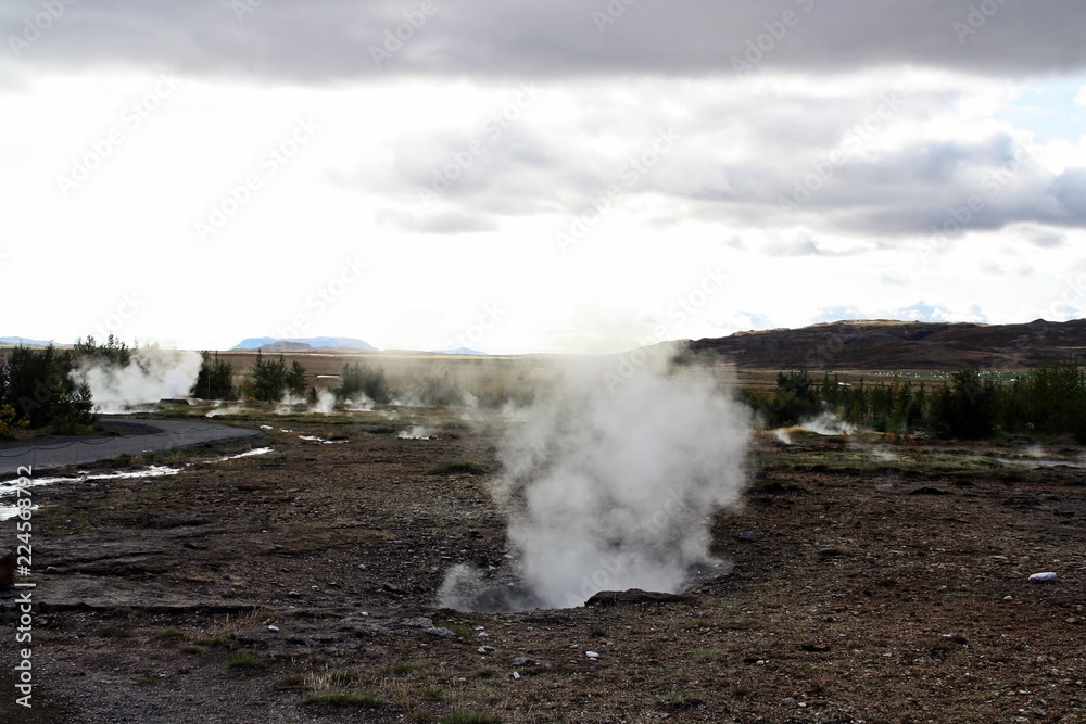 Fumarola de aguas geotermales del valle de los géiseres Haukadalur en Islandia.