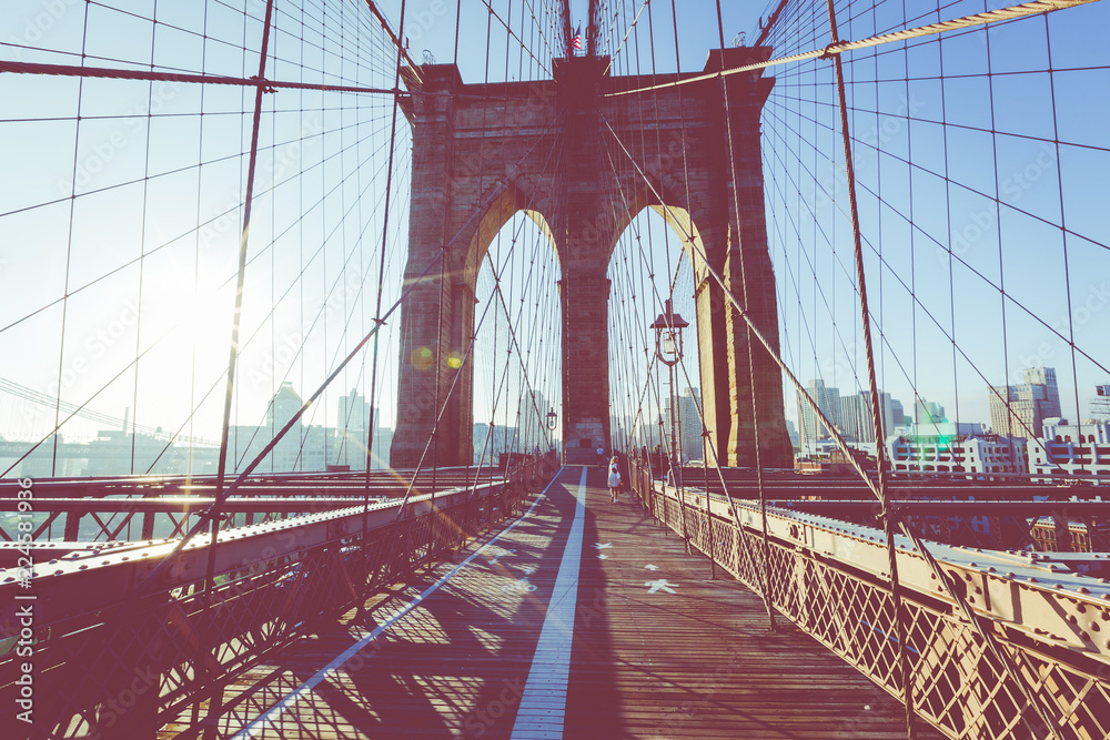 Obraz premium Vintage Color View z Brooklyn Bridge ze szczegółami dźwigarów i kabli nośnych, Manhattan City Skyline at Sunrise, Nowy Jork, Nowy Jork, USA