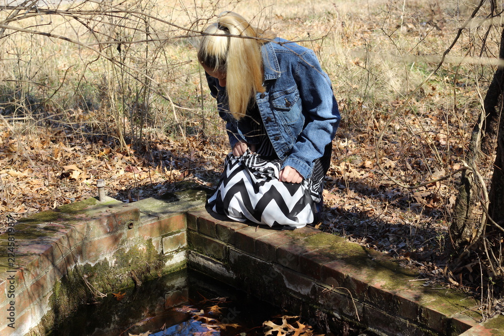 Fototapeta premium Girl in Woods