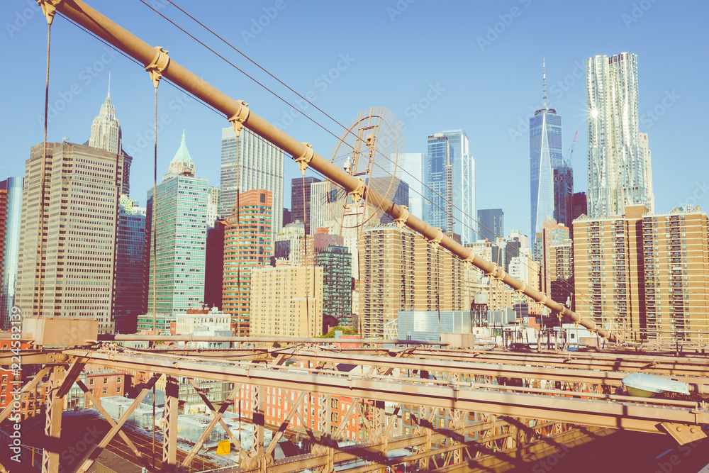 Fototapeta premium Widok kolor Vintage Bridge Brooklyn ze szczegółami dźwigarów i kabli pomocniczych, Manhattan City Skyline at Sunrise, Nowy Jork, Nowy Jork, USA