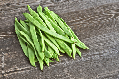 Φωτογραφία Fresh Roma II Italian Bush Bean or Romano Pole Bean (Phaseolus vulgaris) on wooden background
