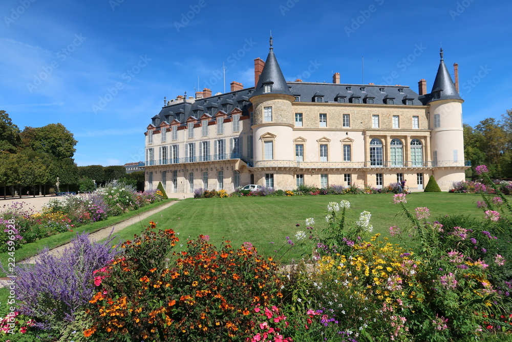 Château et jardin de Rambouillet, avec des fleurs, en été (France)