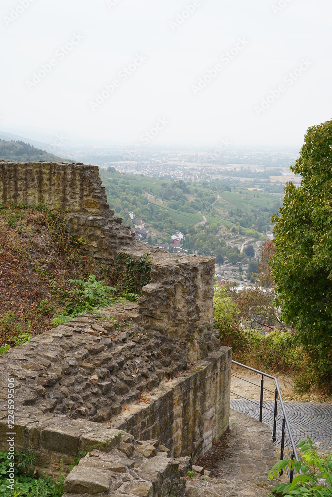 Blick ins Tal von einer Burg Ruine