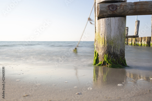 Seil im Vordergrund mit altem Bootssteg in Zingst im Sommer