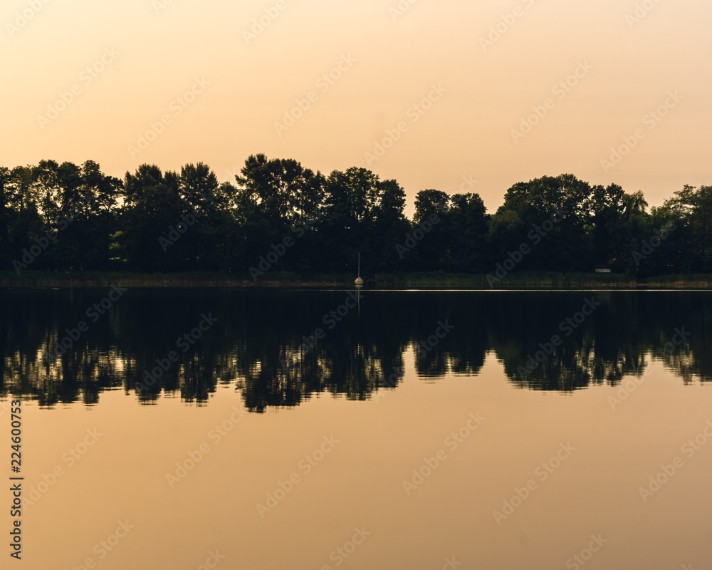 Sonnenaufgang am Seddiner See mit Blick auf ein Boot