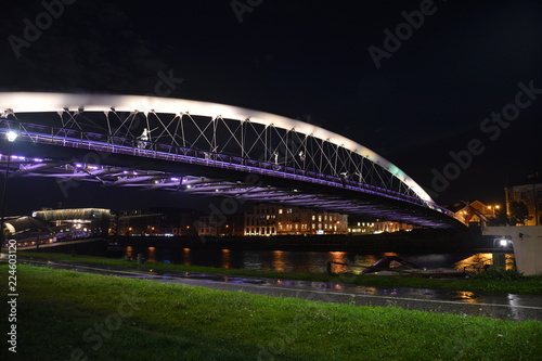 Kraków, noc, kładka bernatka, most rowerowy, rzeka wisła © Andrzej
