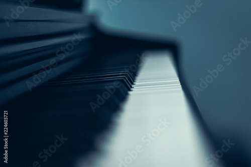 Фон фортепианной клавиатуры с избирательным фокусом. холодное  цветное тонированное изображение