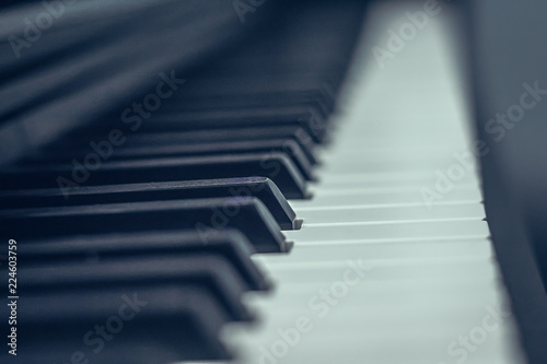Фон фортепианной клавиатуры с избирательным фокусом. холодное  цветное тонированное изображение
