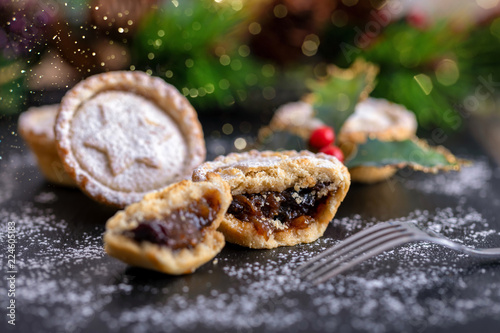 Konstfotografi Traditionelle, Britische Mince Pies zur Weihnachtszeit auf schwarzem Schiefer