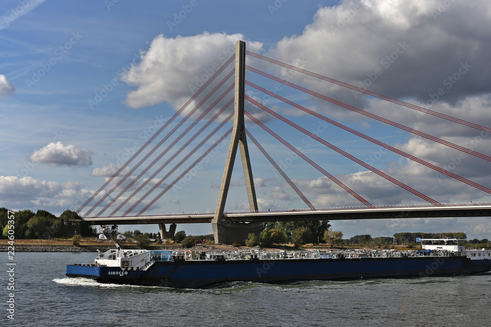Fototapeta premium Niederrheinbrücke in WeselNiederrheinbrücke in Wesel