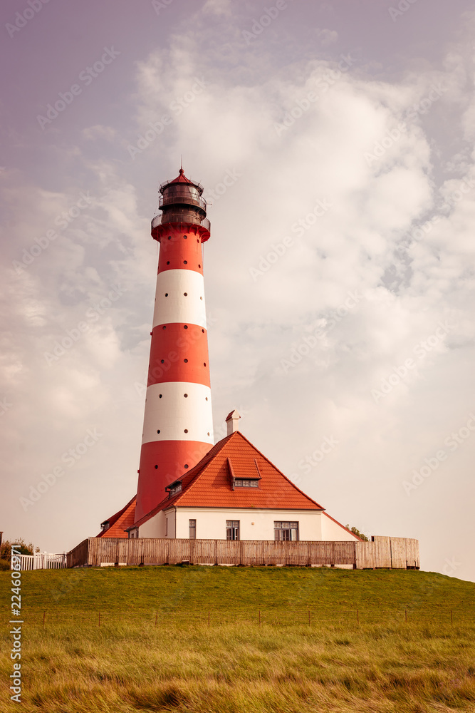 Leuchtturm an der Nordseeküste, Hochformat Leuchtturm an der Nordseeküste, Hochformat