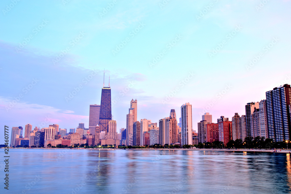 Fototapeta premium Chicago Skyline o zachodzie słońca w epickich kolorach