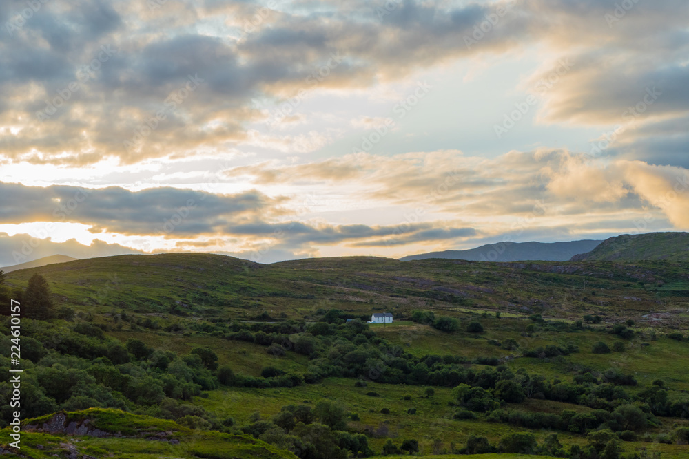 Einsames Haus in irischer Landschaft Lonely House in irish Landscape