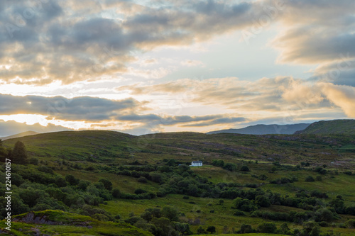 Einsames Haus in irischer Landschaft Lonely House in irish Landscape © pusteflower9024