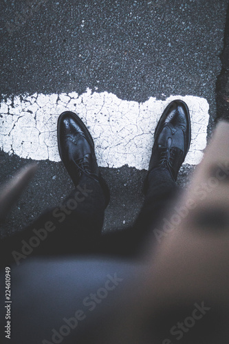 Klassische Lederschuhe auf der Straße - POV photo