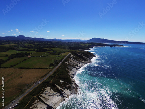 Paysage montagneux et mer