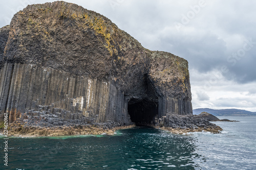 Schilderij op canvas Fingal's Cave is a sea cave on the uninhabited island of Staffa, in the Inner He