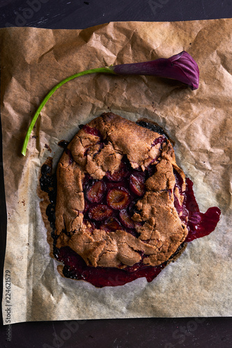 pie with plums