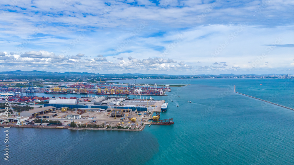 Fototapeta premium station shipping business import export open sea