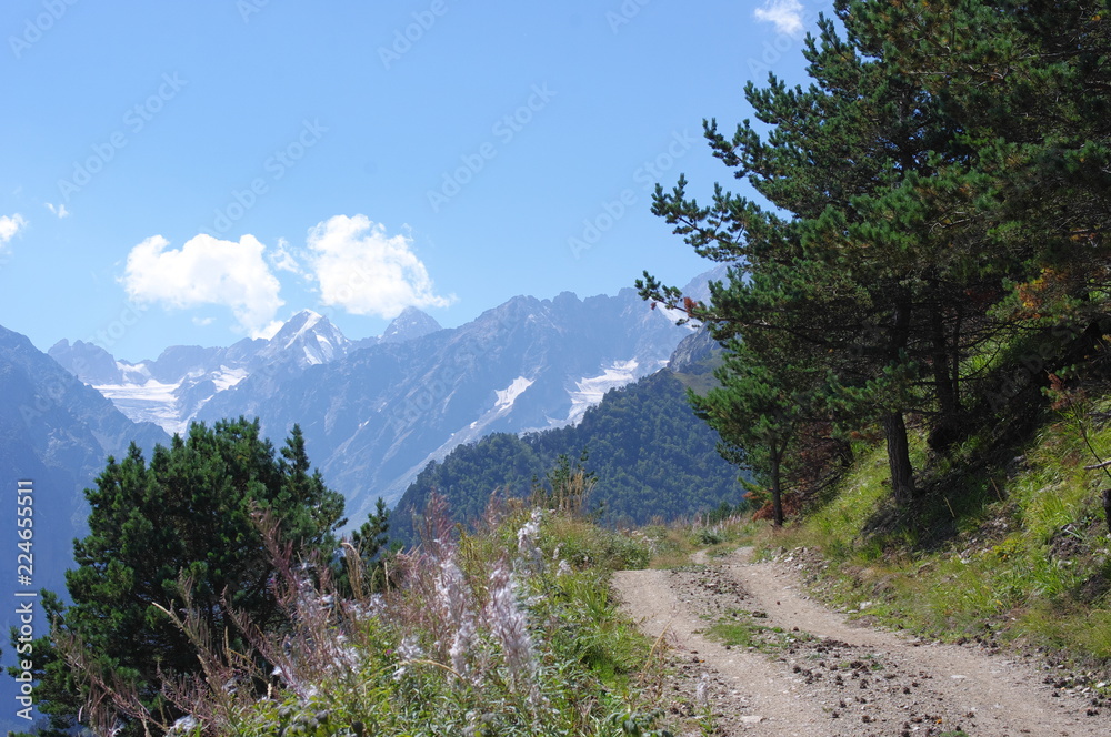 Obraz premium Mountain road and mountain landscape on a summer sunny day