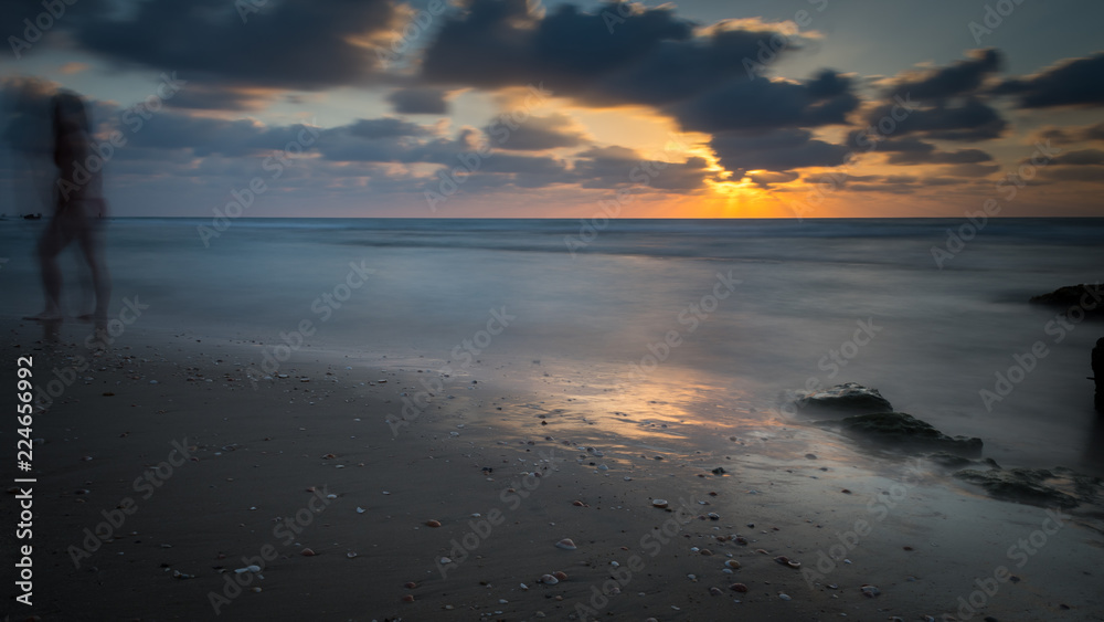 Obraz premium Long exposure during sunset at the beach- Israel