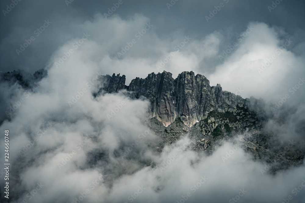 Berggipfel im Grimselgebiet in den Wolken