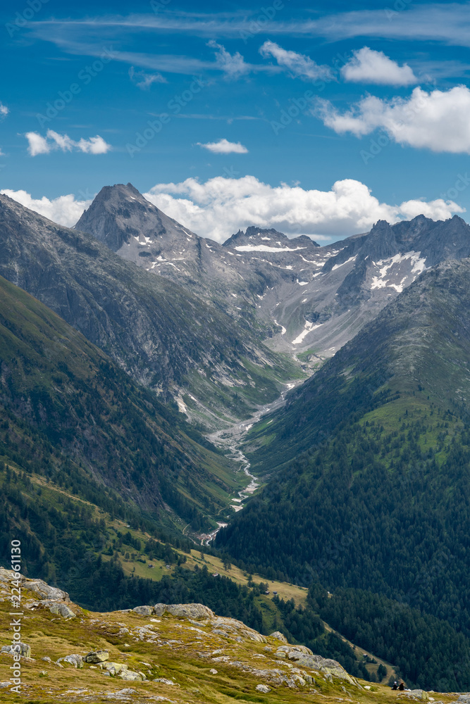 Obraz premium Blick vom Grimselpass ins Walliser Gonerital Richtung Nufenenpass und Chüebodenhorn