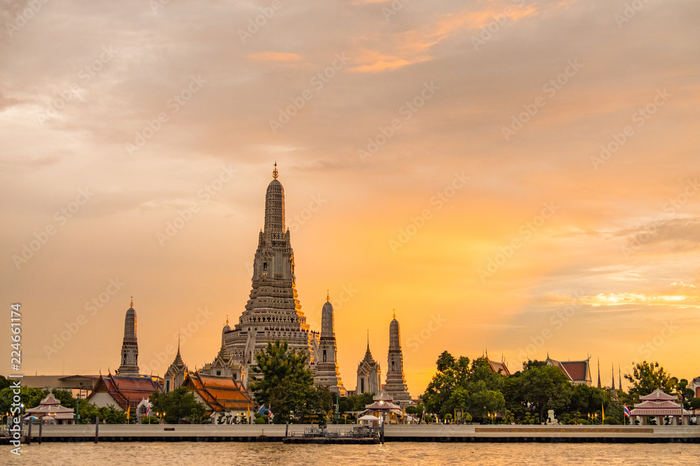 Obraz premium Landscape wat arun temple or temple of Dawn in bangkok thailand