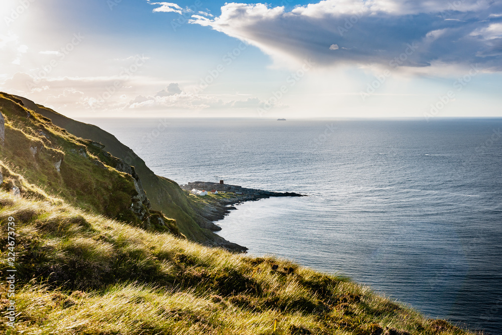 Blick aufs Meer und den Leuchtturm von Runde (Norwegen) Blick aufs Meer und den Leuchtturm von Runde (Norwegen)